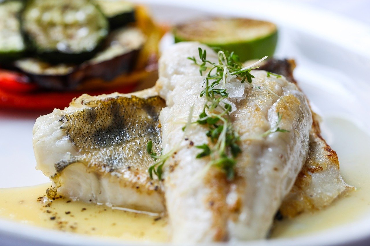 Jak przyrządzić rybę zapiekaną z pieczarkami i żółtym serem?